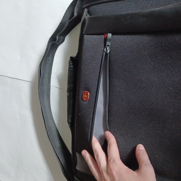 SwissGear black Laptop Case adjustable strap and luggage strap 17"x12.5"x3" - Picture 3 of 17